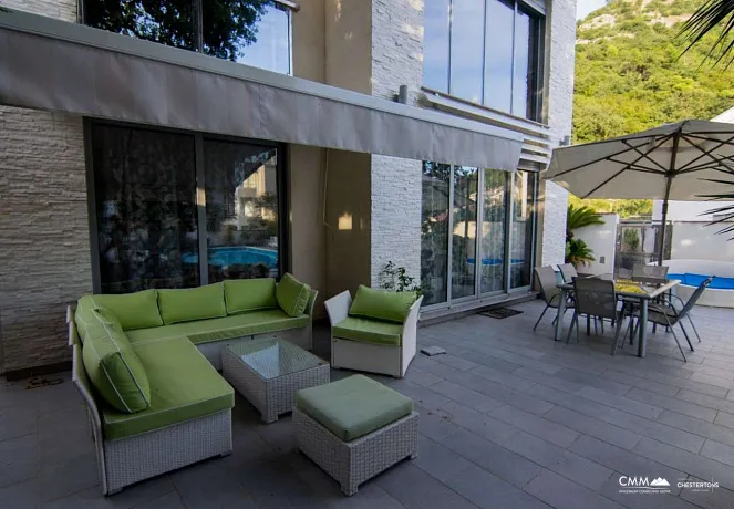 Budva'da havuzlu lüks villa