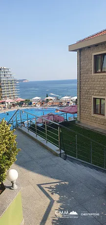 Budva'da havuzlu sitede satılık daire