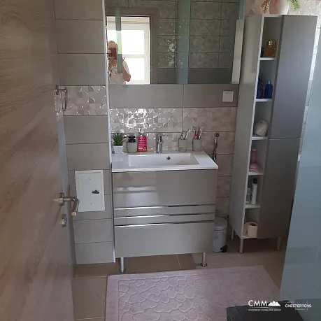 Güzel bir avluya sahip geniş iki katlı ev