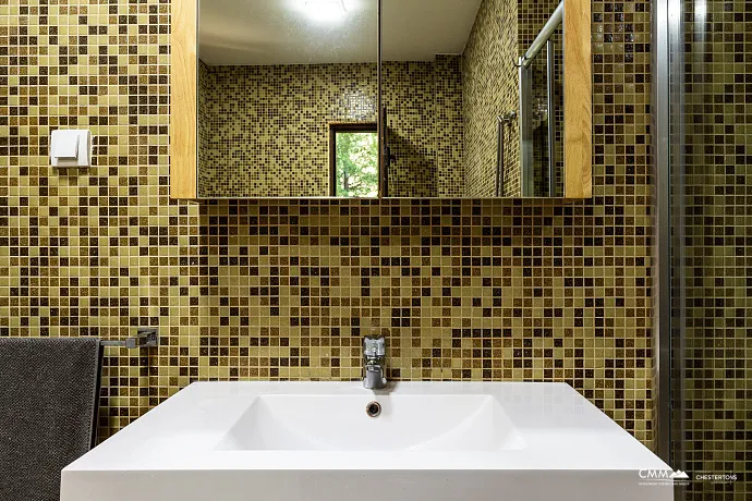 Yüzme havuzlu kompleks içinde modern villa