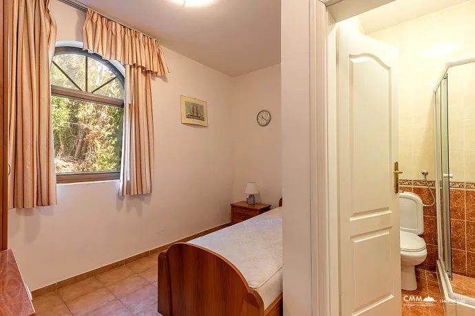 Bigovo’da Deniz Kenarında Geniş Daire — Teraslı ve Muhteşem Deniz Manzaralı