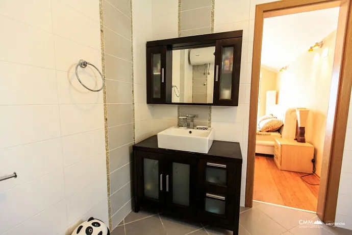 Denize kendi erişimi olan üç katlı villa