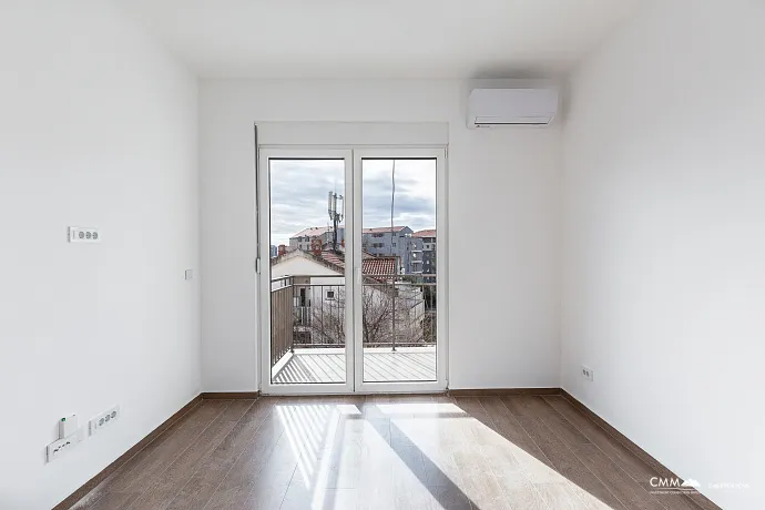 Denize yakın, güneşli 42 m²'lik 1+1 daire Budva'da.