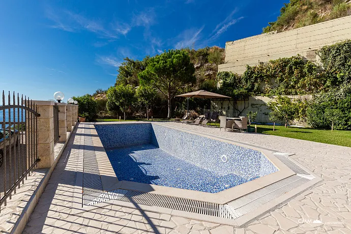 Panoramik deniz manzaralı lüks bir villada zarafet ve huzur.