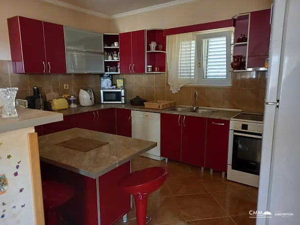 Tivat'taki Üç Yönlendirici Geniş Ev
