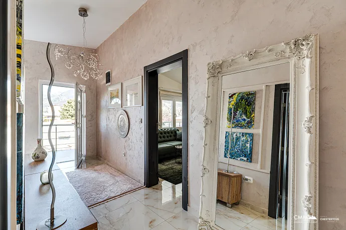 Sutomore'de iki katlı geniş ev