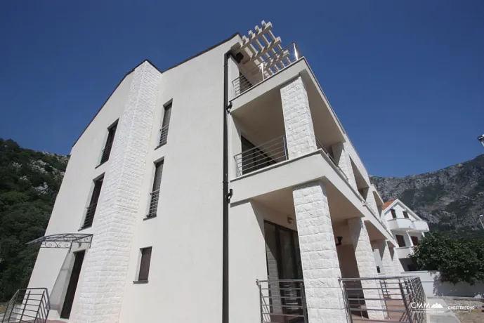 Kotor'da deniz manzaralı villa