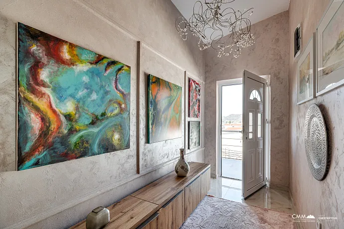 Sutomore'de iki katlı geniş ev