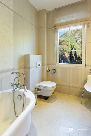 Panoramik deniz manzaralı lüks bir villada zarafet ve huzur.