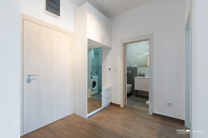 Denize yakın, güneşli 42 m²'lik 1+1 daire Budva'da.