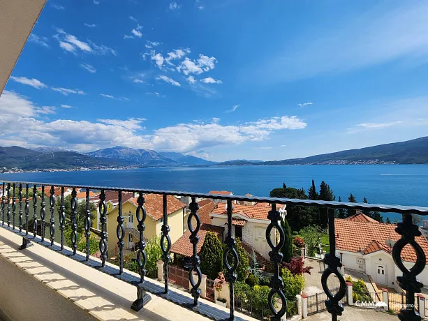 Panoramik deniz manzaralı geniş ve aydınlık daireler