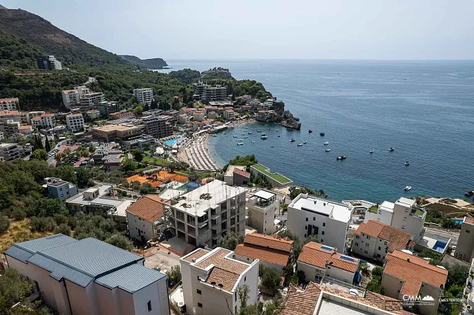 Budva ile Sveti Stefan arasında, cazip bir konumda bulunan güzel bir arsa, proje belgeleriyle birlikte.