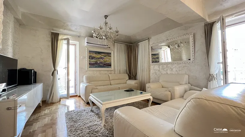 Budva'da iki yatak odalı daire