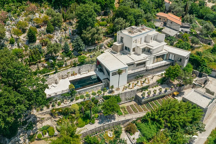 Sveti Stefan yakınlarında deniz manzaralı zarif taş köşk