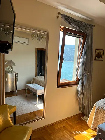 Herceg Novi'de panoramik deniz manzaralı satılık daire