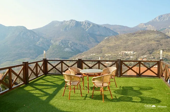 Bar'da dağ manzaralı şehir evi