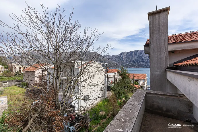 Kotor Körfezi manzaralı üç katlı ev