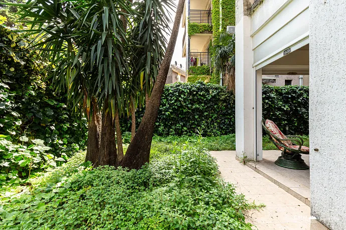 Budva'da arsada 80 m² iki yatak odalı daire