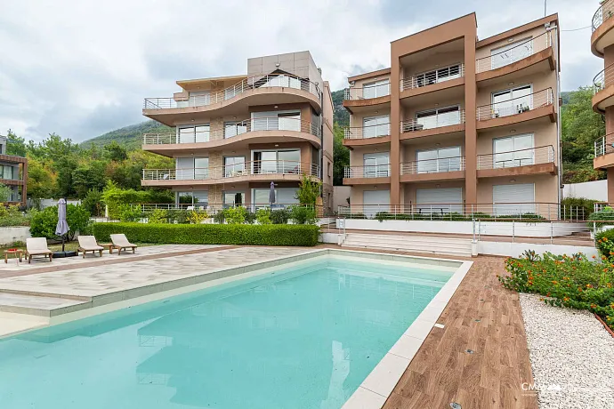 Satılık: Deniz Manzaralı, 40 m² Teraslı, Üç Yatak Odalı Geniş Daire