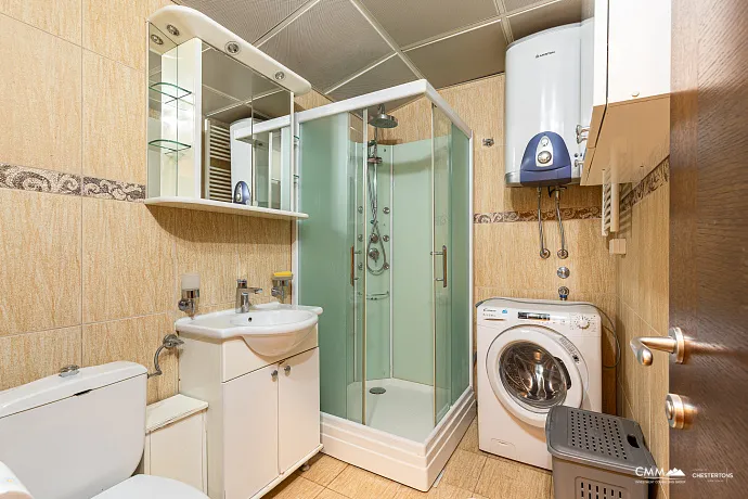 Budva’nın Kalbinde Geniş Daire — Eski Şehir ve Plaja Yakın