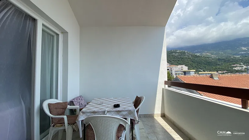 Budva'da iki yatak odalı ve deniz manzaralı daire