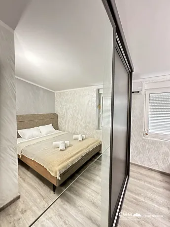 Budva'da deniz manzaralı iki yatak odalı daire