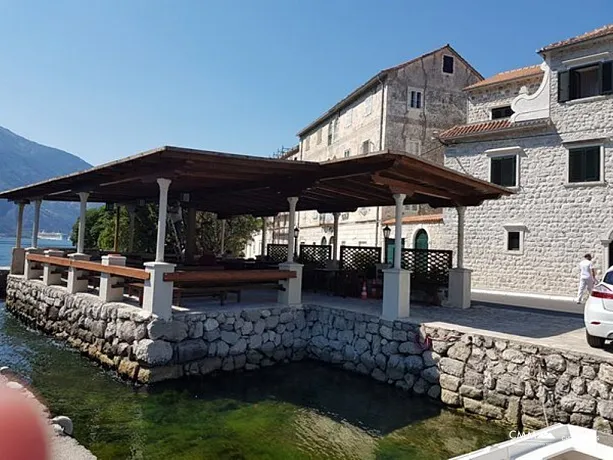 Birinci sırada restoran bulunan iki ev