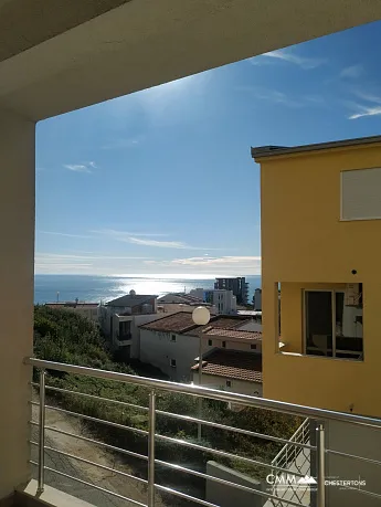 Ulcinj'de deniz manzaralı iki yatak odalı daire