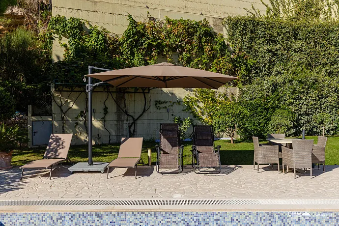 Panoramik deniz manzaralı lüks bir villada zarafet ve huzur.