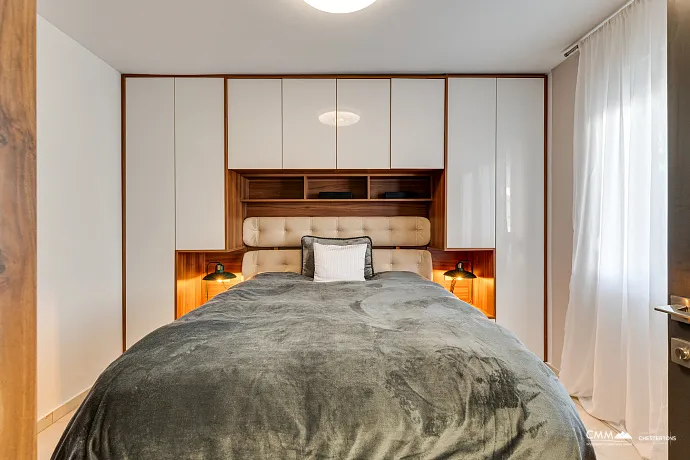 Sutomore'de iki katlı geniş ev