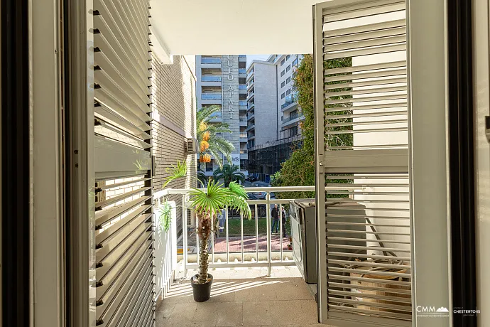 Budva’nın Kalbinde Geniş Daire — Eski Şehir ve Plaja Yakın