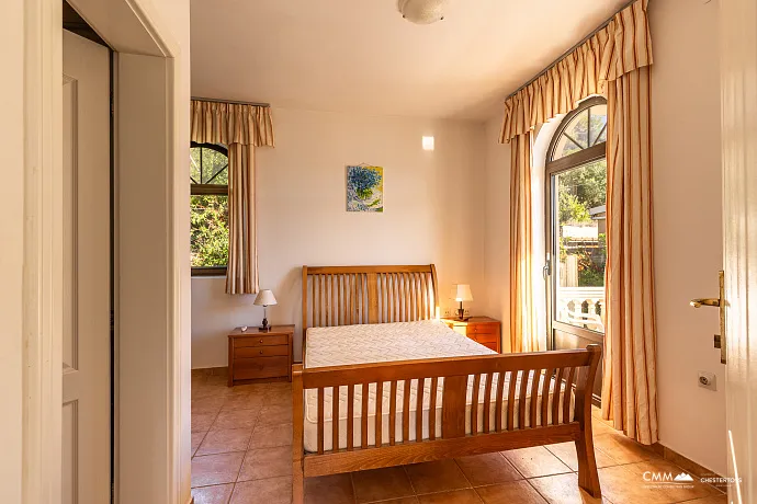 Bigovo’da Deniz Kenarında Geniş Daire — Teraslı ve Muhteşem Deniz Manzaralı