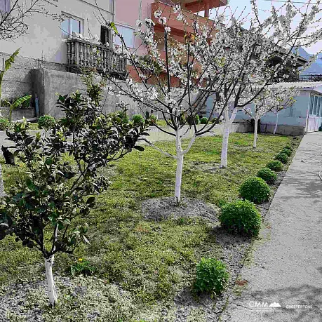 Güzel bir avluya sahip geniş iki katlı ev