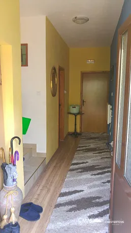 Morinje'de geniş bir avluya sahip üç katlı ev