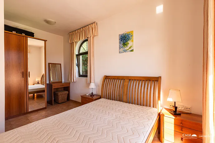 Bigovo’da Deniz Kenarında Geniş Daire — Teraslı ve Muhteşem Deniz Manzaralı