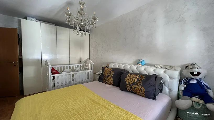 Budva'da iki yatak odalı daire
