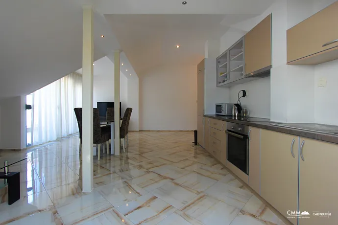 Budva'da satılık şehir manzaralı geniş bir daire