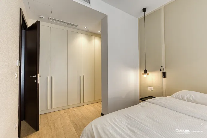 Bečići’de lüks şekilde döşenmiş daire satışa sunulmuştur. Bu fırsat gerçekten kaçırılmamalıdır.