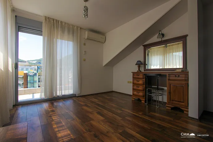 Budva'da satılık şehir manzaralı geniş bir daire