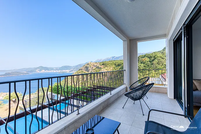 Havuzlu sitede üç odalı daire, Blizikuće