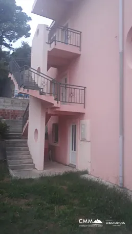 Bar yakınında üç katlı ev