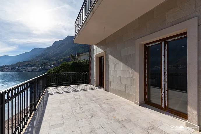 Lüks bir üç katlı villa — Kotor