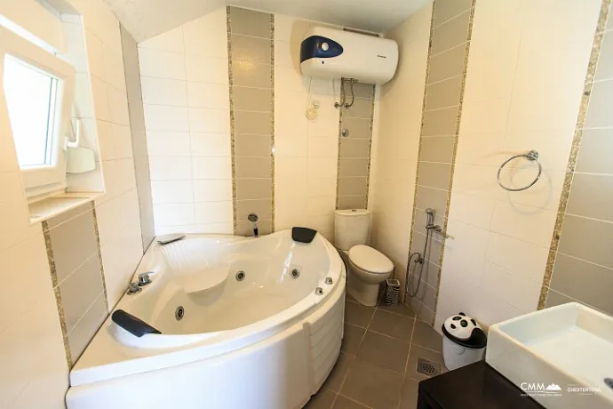 Denize kendi erişimi olan üç katlı villa
