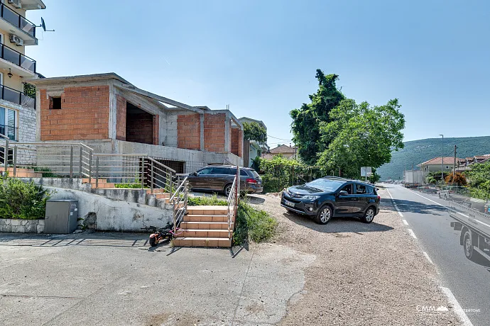 Satılık Ticari Alan, Deniz Manzaralı ve 5 Park Yeri ile Kumbor, Herceg Novi!