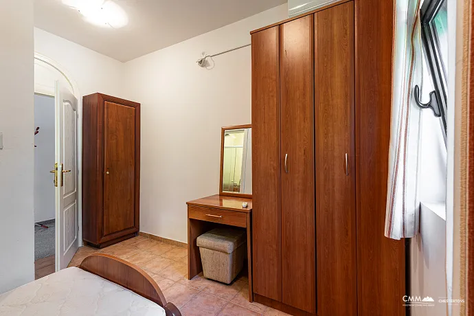 Bigovo’da Deniz Kenarında Geniş Daire — Teraslı ve Muhteşem Deniz Manzaralı