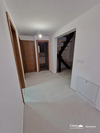 Igalo'da deniz manzaralı üç yatak odalı dubleks daire