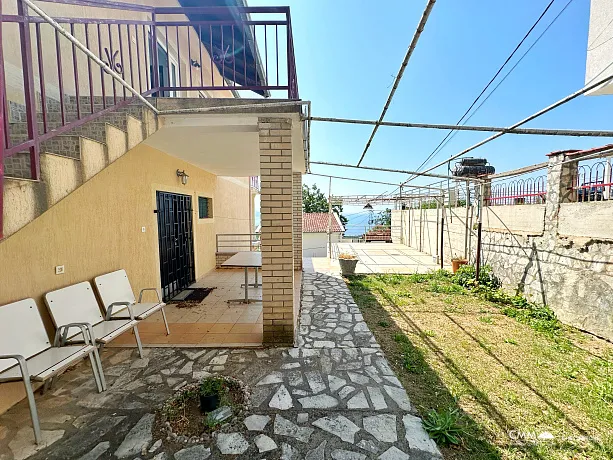 Zagradje'de deniz manzaralı üç katlı ev