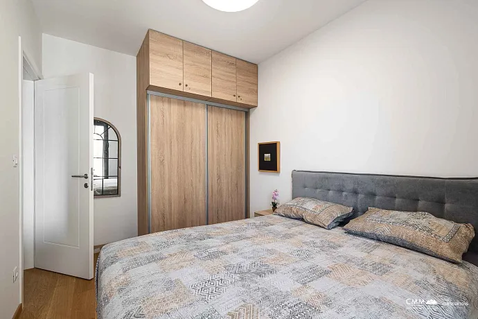 Bečići'de Modern ve Tamamen Eşyalı Satılık Daire