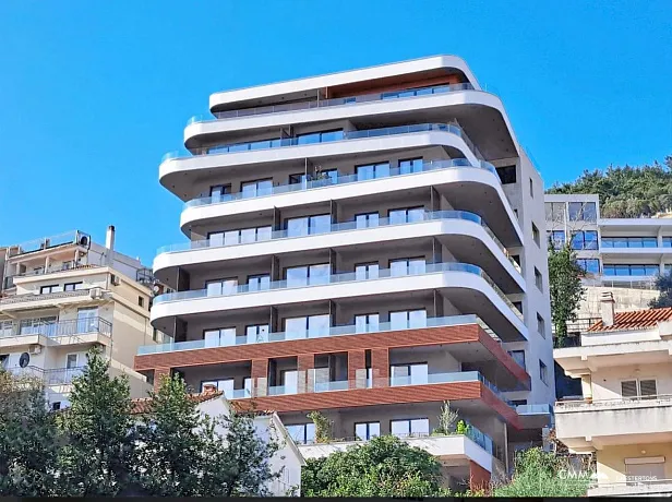 Budva'da harika manzaralı üç odalı daire