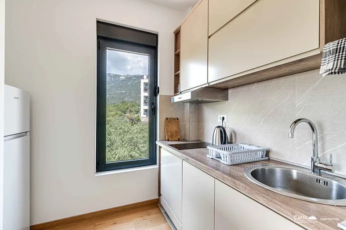 Yeni bir binada deniz manzaralı ve garaj alanına sahip, mobilyalı tek yatak odalı daire
